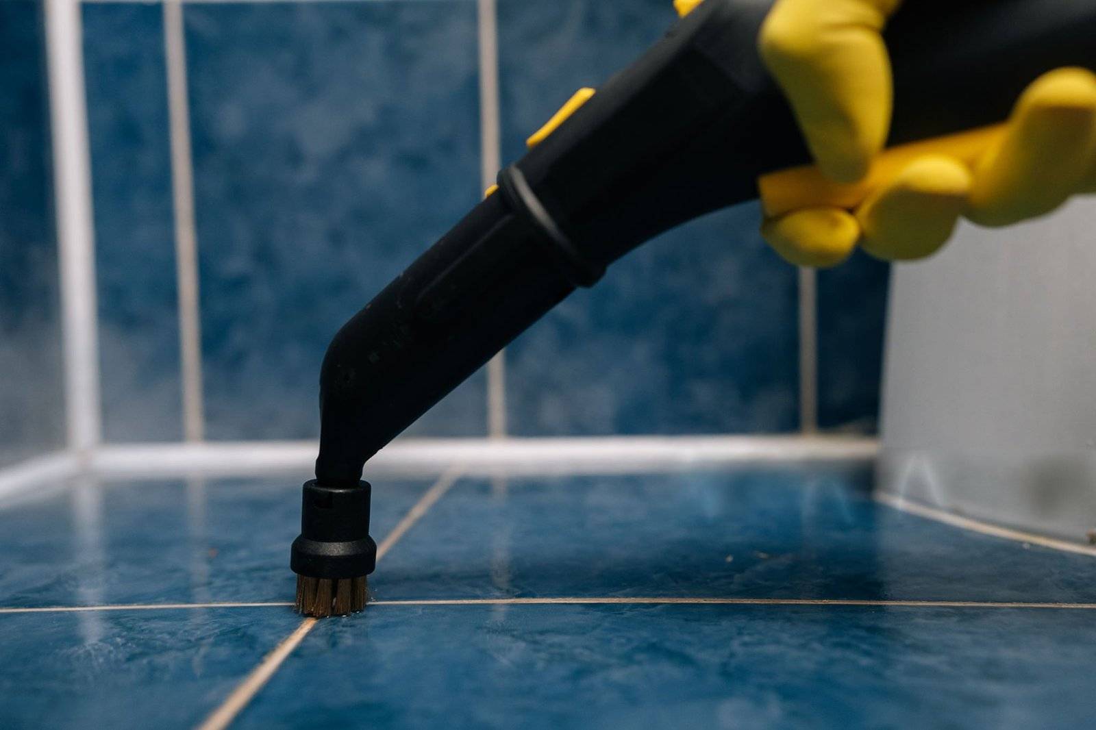 Deep cleaning of the tiles in Amsterdam