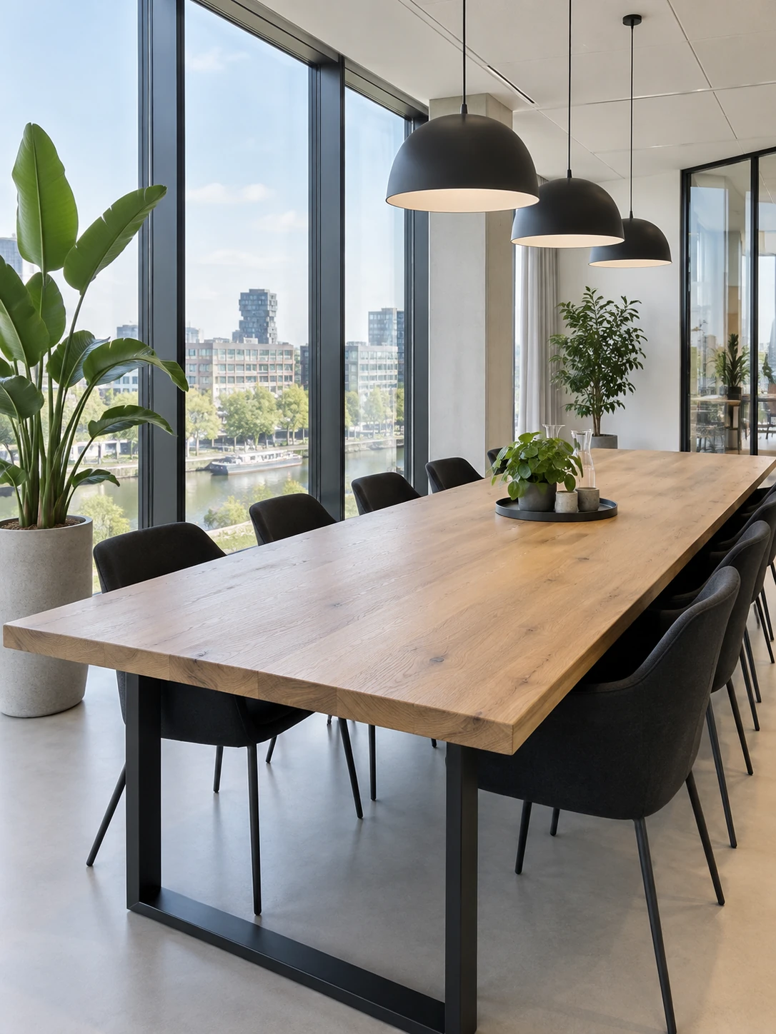 Illustratie van een zakelijke vergaderruimte met houten tafel, zwarte stoelen en grote ramen